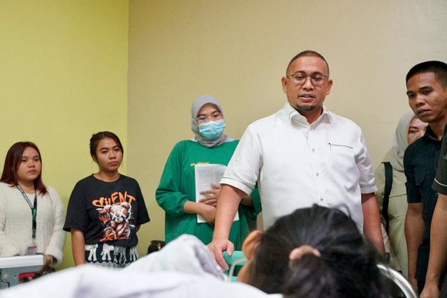 Wakil Ketua Komisi VI DPR RI dari Fraksi Gerindra Andre Rosiade memberikan bantuan untuk pengobatan Diva Salsabilla (9), anak warga Bukit Gado-Gado, Kecamatan Padang Selatan, Kota Padang, yang tengah menjalani perawatan karena penyakit jantung. Foto: Dok. Istimewa