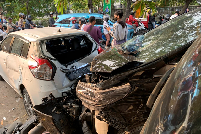 Kecelakaan beruntun di Jalan Menur Pumpungan, Surabaya, Rabu (9/9/2026). Foto: Farusma Okta Verdian/kumparan
