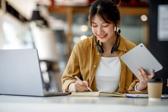 Ilustrasi mengerjakan tes pengetahuan teknis PCPM BI. Foto: David Gyung/Shutterstock