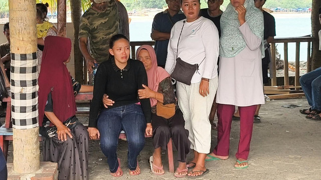Keluarga dari tour guide 5 wartawan yang hilang, Heriyanto, Evie, di posko pencarian di Dermaga Marina, Kecamatan Carita, Kabupaten Pandeglang, Rabu (9/9/2026). Foto: Dok. kumparan
