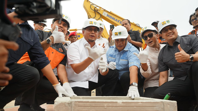 Wakil Ketua Komisi VI DPR RI dari Fraksi Partai Gerindra Andre Rosiade menghadiri peletakan batu pertama pembangunan kembali Stadion H. Agus Salim Padang. Foto: Dok. Istimewa