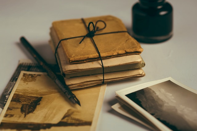 Ilustrasi kenapa kertas bisa menguning jika disimpan lama.Foto: Joanna Kosinska / Unsplash