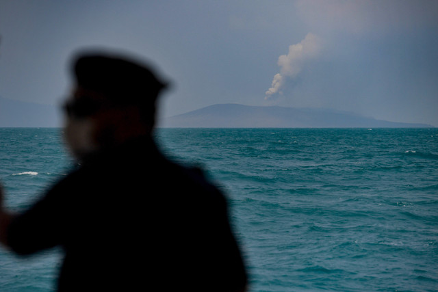 Gunung Anak Krakatau mengeluarkan asap terlihat dari perairan Selat Sunda di Kabupaten Lampung Selatan, Lampung, Rabu (9/9/2026).  Foto: Putra M. Akbar/ANTARA FOTO 