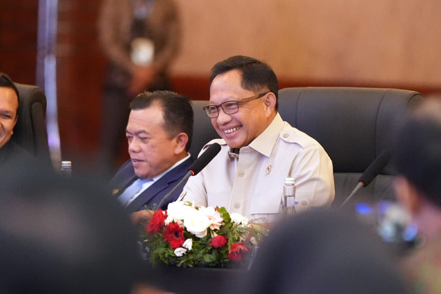 Mendagri Tito Karnavian dorong integrasi ekonomi antarwilayah untuk jadikan Sumatera sebagai kekuatan ekonomi baru dalam Rakor Gubernur se-Sumatera di Medan, Rabu (9/9/2026). Foto: Kemendagri RI