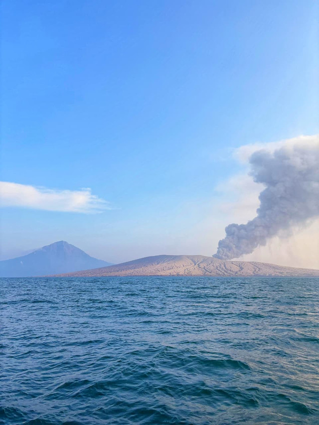 Anak Krakatau (kanan) dan Gunung Rakata (kiri, belakang). Foto: Anggi Kusumadewi/kumparan