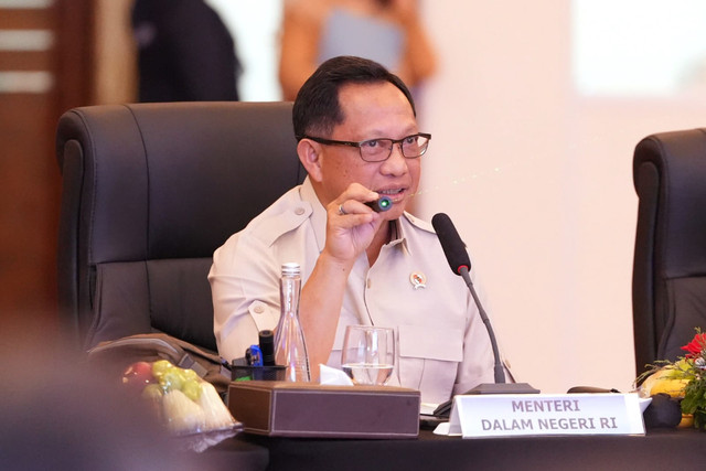 Mendagri Tito Karnavian ungkap strategi tingkatkan pertumbuhan ekonomi lewat empat komponen utama-konsumsi rumah tangga, belanja pemerintah, investasi, serta ekspor-impor-dalam Rakor Gubernur se-Sumatera di Medan, Rabu (9/9/2026). Foto: Kemendagri RI