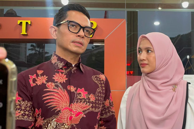 Aktor Dude Harlino dan istrinya, Anindya Alyssa Soebandono. Foto: kumparan