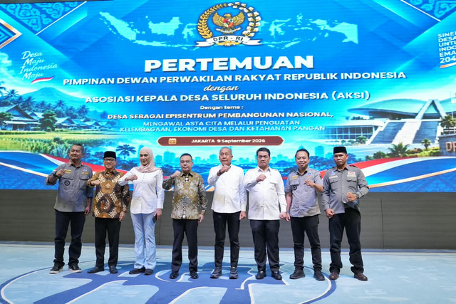 Wakil Ketua DPR RI Sufmi Dasco Ahmad bersama Wakil Ketua DPR RI Saan Mustopa dan Sari Yuliati membuka Rapat Kerja Nasional Asosiasi Kepala Desa Seluruh Indonesia (AKSI) di Kompleks Parlemen Senayan, Jakarta, Rabu (9/9/2026). Foto: Dok. Istimewa