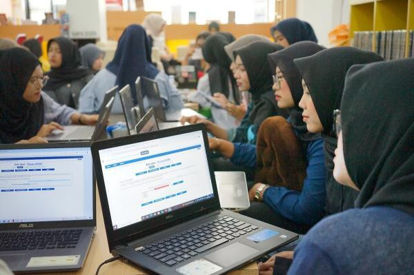 Aktivitas mahasiswa memanfaatkan teknologi digital dalam proses pembelajaran. Perkembangan digitalisasi, termasuk sistem perpajakan, menuntut peningkatan literasi agar mahasiswa tidak tertinggal. Foto: Shutterstock
