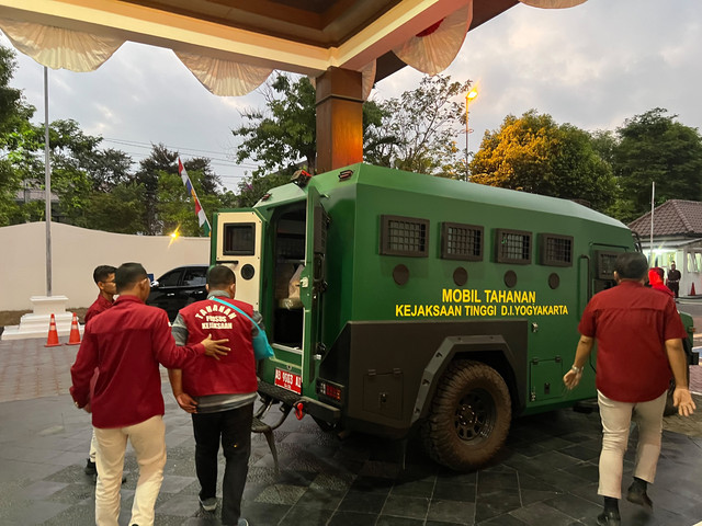 Kejati DIY menetapkan ABW, seorang pegawai di sebuah bank BUMN di Gunungkidul sebagai tersangka kasus dugaan korupsi senilai Rp1,66 miliar. Foto: Pandangan Jogja/Gigih Imanadi Darma