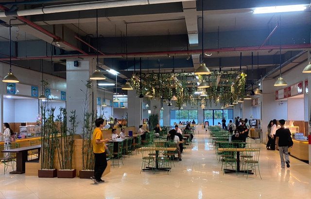 Gambar tersebut merupakan suasana area kantin kampus Universitas Bunda Mulia Ancol yang menjadi pusat pilihan utama mahasiswa untuk mengisi perut di sela-sela jadwal perkuliahan yang padat. Sumber foto merupakan dokumentasi pribadi.