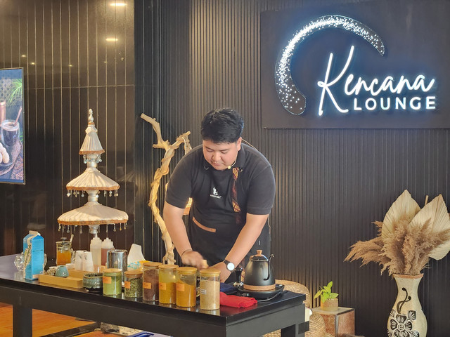 Aston Priority Simatupang hadirkan tradisi jamu dalam gaya kontemporer. Foto: Ela Nurlaela/kumparan