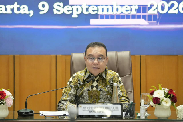 Wakil Ketua DPR RI Sufmi Dasco Ahmad bersama Pimpinan DPR RI Sari Yuliati dan Saan Mustopa menerima audiensi Koordinator Nasional Kepala Desa Akhir Masa Jabatan di Ruang Abdul Muis, Gedung Nusantara, Kompleks Parlemen Senayan, Jakarta, Rabu (9/9). Foto: Dok. Istimewa