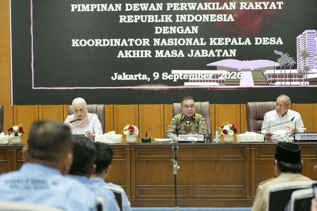 Wakil Ketua DPR RI Sufmi Dasco Ahmad bersama Pimpinan DPR RI Sari Yuliati dan Saan Mustopa menerima audiensi Koordinator Nasional Kepala Desa Akhir Masa Jabatan di Ruang Abdul Muis, Gedung Nusantara, Kompleks Parlemen Senayan, Jakarta, Rabu (9/9). Foto: Dok. Istimewa