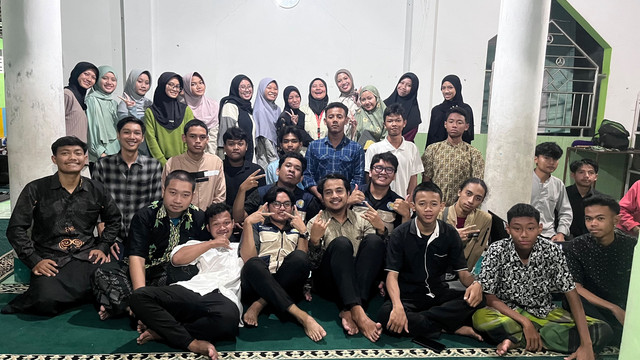 Dokumentasi KKN Persyarikatan Muhammadiyah UMY setelah memberikan pemaparan program kerja KKN tentang soft-skill meliputi affiliate, penggunaan dasar Canva, serta penggunaan AI dengan bijak di Dusun Babadan, Sendangtirto, Berbah, Sleman, Daerah Istimewa Yogyakarta (19/8/2026).