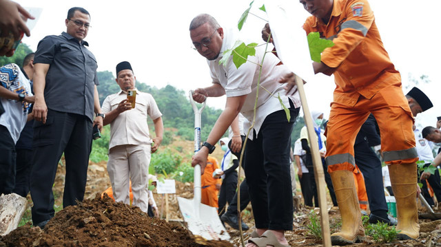 Wakil Ketua Komisi VI DPR RI Andre Rosiade menghadiri Festival Tanam Hulu dan menandatangani MoU serta Perjanjian Kerja Sama terkait pengelolaan Taman Hutan Raya (Tahura) Dr. Mohammad Hatta, di kawasan Guo, Kecamatan Kuranji, Rabu (9/9/2026) . Foto: Dok. Istimewa