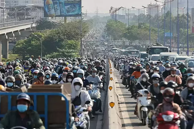 Kemacetan lalu lintas di Jembatan Saigon menuju pusat kota Ho Chi Minh, Vietnam. Foto: Dok. Vn Express