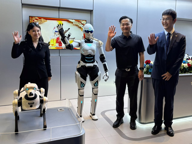 Robot humanoid AiMOGA bernama Mornine sedang menyapa. Foto: Alvian Yoga Yulianto/kumparan