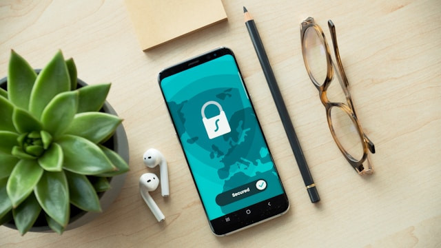 Ilustrasi keamanan siber dan pelindungan data pribadi melalui perangkat genggam. Keamanan informasi kini bukan sekadar urusan teknis ganti kata sandi, melainkan bentuk pertahanan dari ancaman digital berskala nasional. Sumber: Unsplash