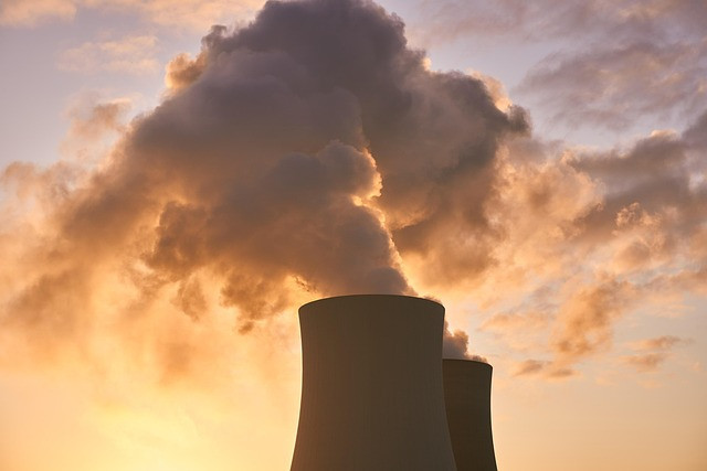 Ilustrasi nuclear power plant, cooling tower, water vapor. Foto: Pixabay