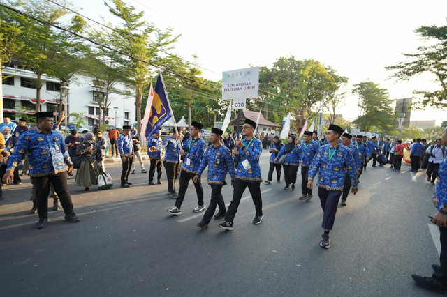 Kafilah Kementerian PU pada Saat Defile Menuju Lapangan Karebosi Kota Makassar untuk mengikuti Kegiatan Pembukaan MTQ Korpri ke VIII