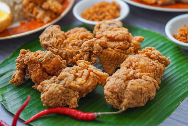 ilustrasi kenapa kulit ayam terasa lebih gurih daripada dagingnya. unsplash/Kevin kevin