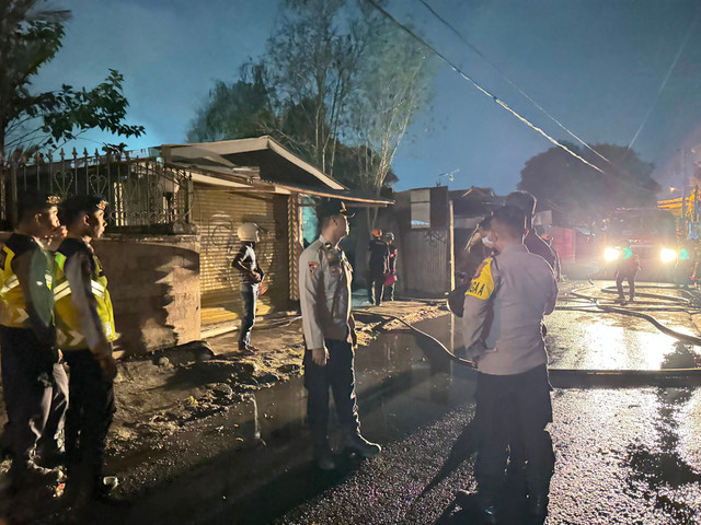 Gudang penampungan barang bekas (rosok) dan satu rumah di Rejowinangun, Kotagede, Yogyakarta, terbakar pada Rabu (9/9/2026) malam Foto: Dok. Polresta Yogyakarta