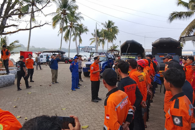 Apel persiapan tim SAR gabungan untuk pencarian rombongan jurnalis yang hilang kontak di sekitar Gunung Anak Krakatau, Kamis (10/9/2026). Foto: BPBD Banten
