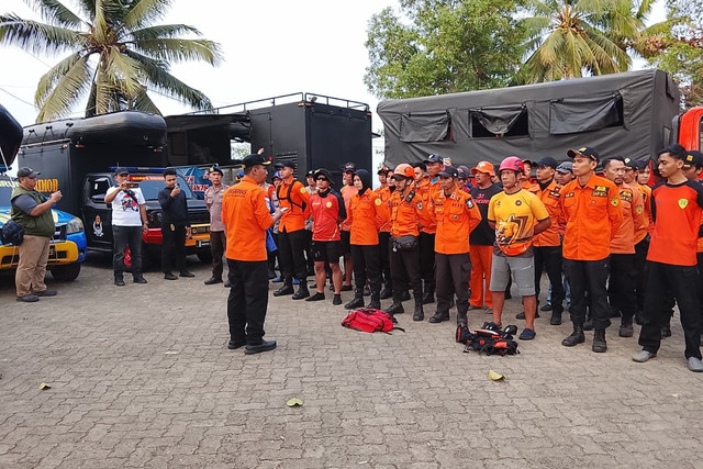Apel persiapan tim SAR gabungan untuk pencarian rombongan jurnalis yang hilang kontak di sekitar Gunung Anak Krakatau, Kamis (10/9/2026). Foto: BPBD Banten