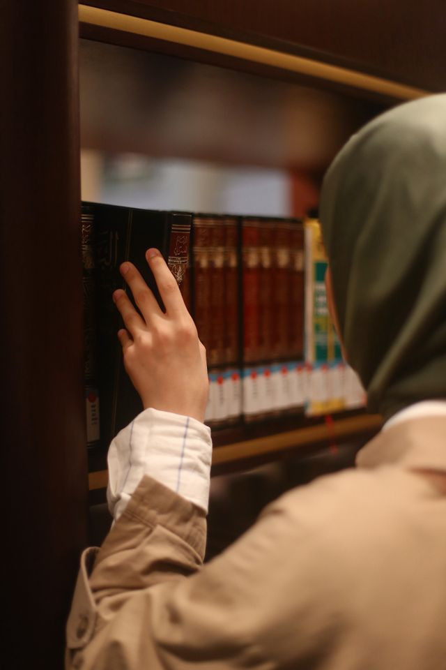 Sumber Foto: https://www.pexels.com/id-id/foto/wanita-perempuan-kaum-wanita-rak-17039054/