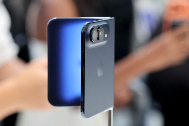 Tampilan iPhone Duo dalam acara Apple di Steve Jobs Theater di Cupertino, California, AS, Rabu (9/9/2026). Foto: Benjamin Fanjoy/Getty Images/AFP