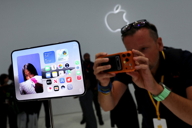 Tampilan iPhone Duo dalam acara Apple di Steve Jobs Theater di Cupertino, California, AS, Rabu (9/9/2026). Foto: Carlos Barria/REUTERS
