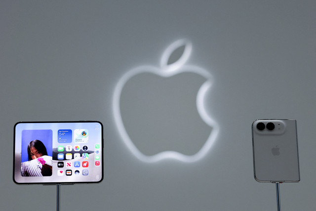Tampilan iPhone Duo dalam acara Apple di Steve Jobs Theater di Cupertino, California, AS, Rabu (9/9/2026). Foto: Carlos Barria/REUTERS