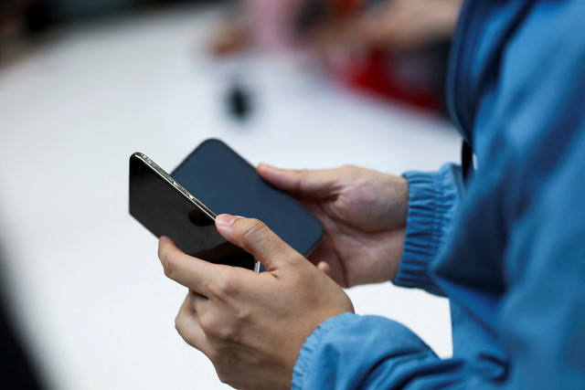 Tampilan iPhone Duo dalam acara Apple di Steve Jobs Theater di Cupertino, California, AS, Rabu (9/9/2026). Foto: Carlos Barria/REUTERS