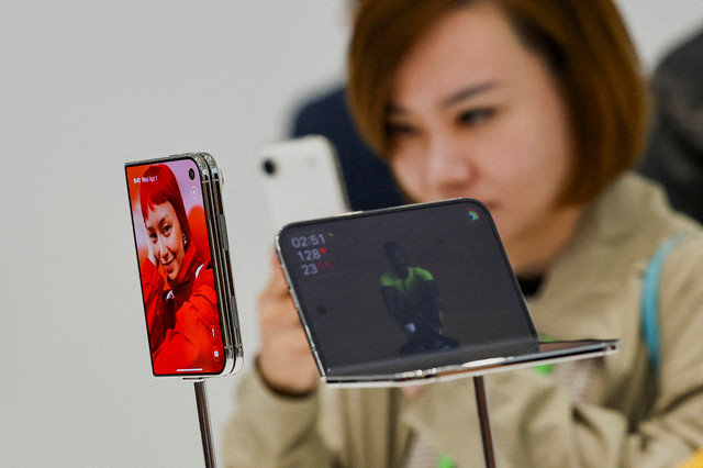 Tampilan iPhone Duo dalam acara Apple di Steve Jobs Theater di Cupertino, California, AS, Rabu (9/9/2026). Foto: Carlos Barria/REUTERS