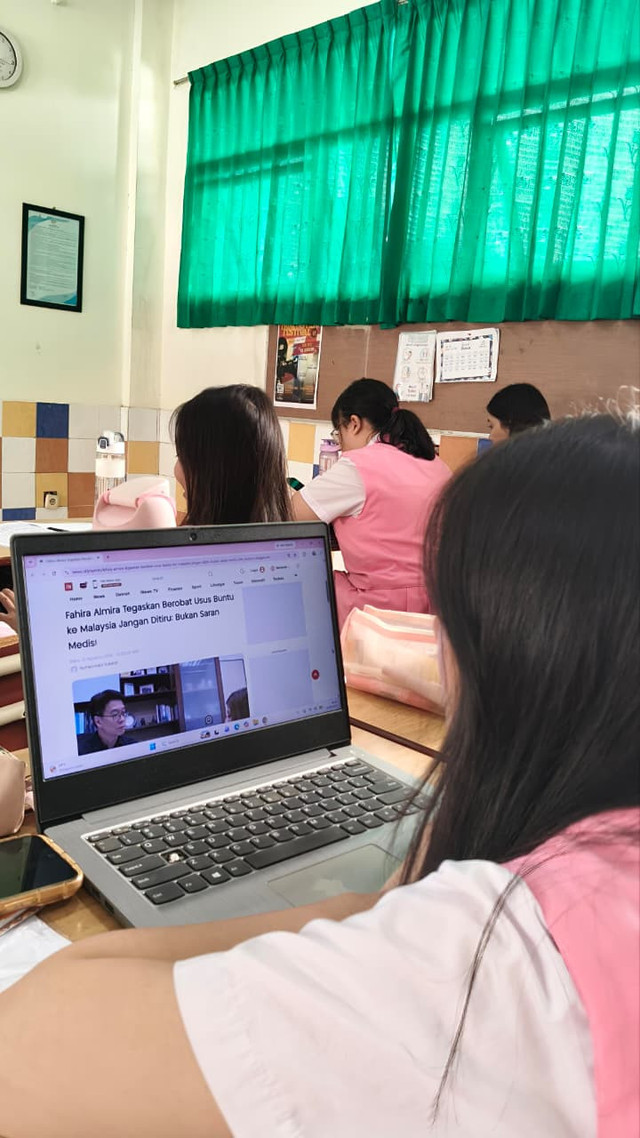 Dokumentasi penulis saat membaca artikel mengenai kasus Fahira Mira sebagai salah satu sumber dalam penulisan artikel. Foto: Hellen Natasha Dionne