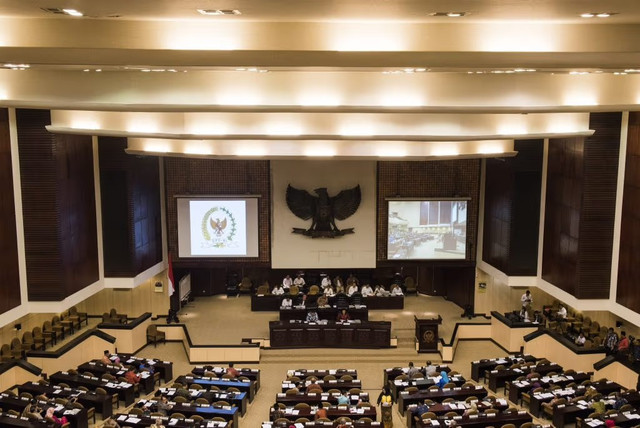 Suasana sidang Paripurna ke-13 DPD RI dengan agenda mendengarkan hasil laporan Komite-komite DPD RI, Nusantara V, Jakarta, Kamis (9/7). DSidang Paripurna DPD menyatakan akan melakukan pengawasan terhadap pelaksanakan Pilkada serentak yang akan digelar 9 Desember 2015. ANTARA FOTO/M Agung Rajasa