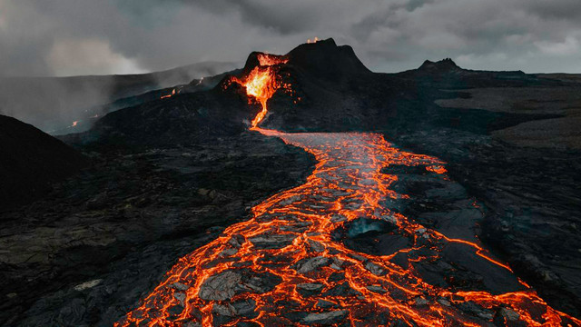 Kenapa Langit Bisa Menjadi Gelap Saat Gunung Meletus. Unsplash.com/Tetiana GRY