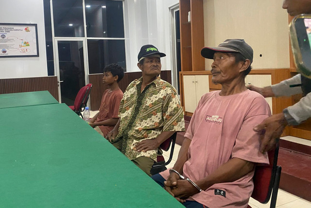 Kakek T dan AK saat diamankan terkait kasus karhutla di Jambi. Foto: Dok. Kemenhut