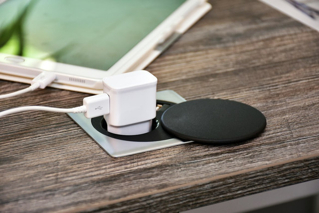 Ilustrasi Kenapa Charger Terasa Panas Saat Digunakan. Foto: Unsplash/ Mike Winkler