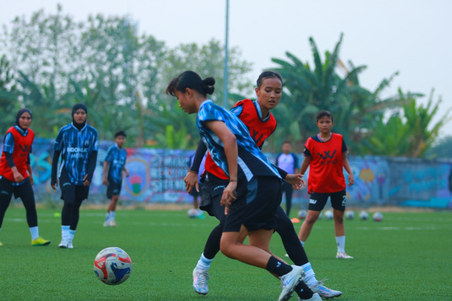 Skuad Persita Women jalani sesi latihan jelang bergulirnya Indonesia Women's League 2026 di Training Field Indomilk Arena, Karawaci, Tangerang, Rabu (9/9). Foto: Agri Aulian Perdana/kumparan