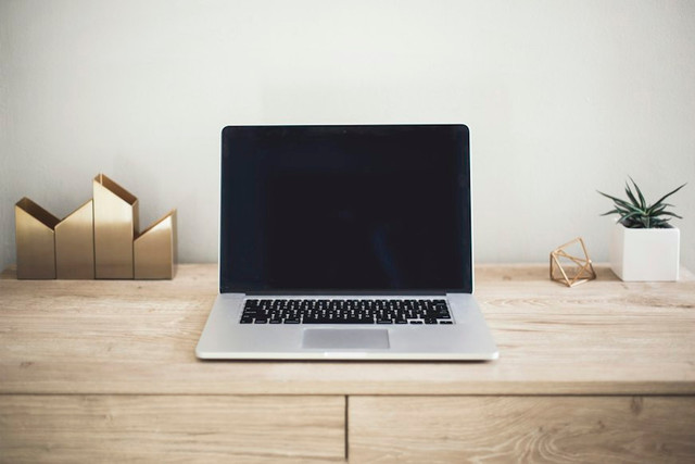 Ilustrasi Kenapa laptop kipasnya berisik?. Foto: Unsplash/Kari Shea