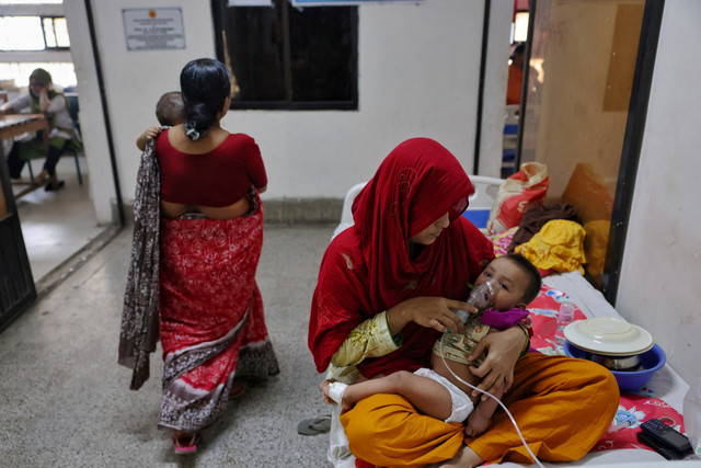 Seorang anak yang menderita campak menjalani perawatan di sebuah rumah sakit di Dhaka, Bangladesh, Senin (7/9/2026). Foto: Stringer/REUTERS