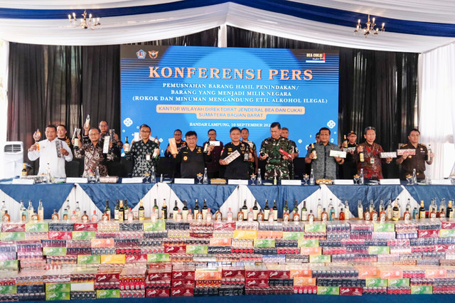 Bea Cukai Sumatera Bagian Barat (Sumbagbar) dan Bea Cukai Bandar Lampung memusnahkan 44.698.060 batang rokok ilegal dan 5.893,73 liter miras, Kamis (10/9/2026). Foto: Dok. Bea Cukai
