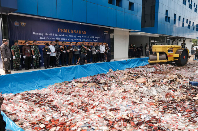 Bea Cukai Sumatera Bagian Barat (Sumbagbar) dan Bea Cukai Bandar Lampung memusnahkan 44.698.060 batang rokok ilegal dan 5.893,73 liter miras, Kamis (10/9/2026). Foto: Dok. Bea Cukai