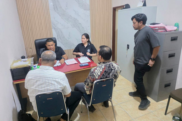 Direktorat Tindak Pidana Tertentu (Dittipidter) Bareskrim Polri melimpahkan tersangka dan barang bukti kasus dugaan pelanggaran lingkungan hidup ke Kejaksaan Negeri Sibolga, Sumatera Utara.  Foto: Dok. Bareskrim Polri