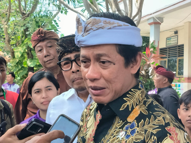 Wamenko Pangan, Hanif Faisol Nurofiq, menjawab pertanyaan wartawan dalam kunjungan kerjanya ke SDN 5 Pedungan, Denpasar, Kamis (10/9). Foto: Dok. Sandra Gisela