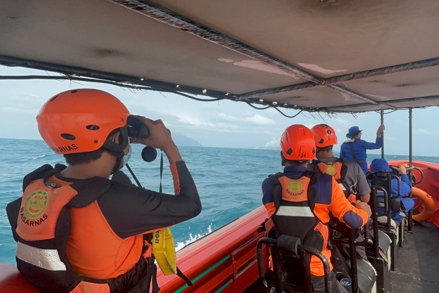 Tim SAR gabungan melakukan pencarian jurnalis dan awak kapal penumpang yang hilang kontak di Selat Sunda, Banten, Rabu (9/9/2026). Foto: Basarnas