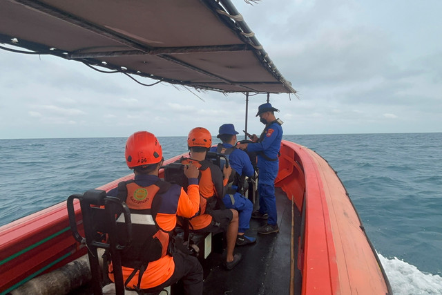 Tim SAR gabungan melakukan pencarian jurnalis dan awak kapal penumpang yang hilang kontak di Selat Sunda, Banten, Rabu (9/9/2026). Foto: Basarnas