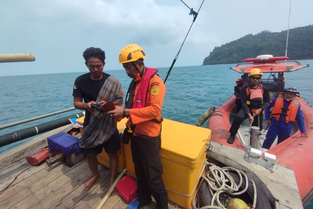 Tim SAR gabungan melakukan pencarian jurnalis dan awak kapal penumpang yang hilang kontak di Selat Sunda, Banten, Rabu (9/9/2026). Foto: Basarnas